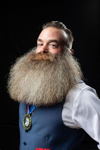 Jake Darlington, vencedor del Premio Best in Show, con su barba y bigote..jpg