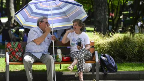 Dos personas se protegen del sol en el centro de Oviedo -  Eloy Alonso.jpg
